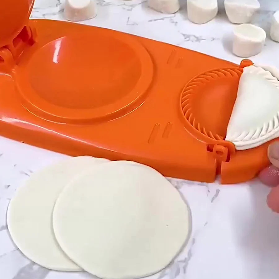 La prensa con una empanadita ya cerrada y el repulgue marcado, junto a los discos de masa