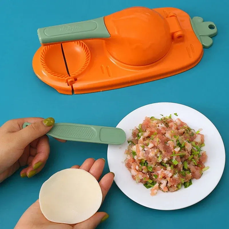 Mano con el disco de masa recién prensado junto al plato de relleno