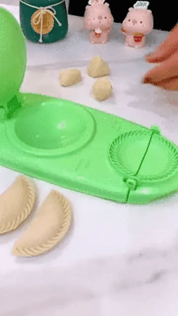 Poniendo el relleno con la cuchara y cerrando la empanadita en el molde