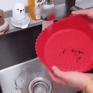 Lavando el molde de silicona bajo el chorro de agua