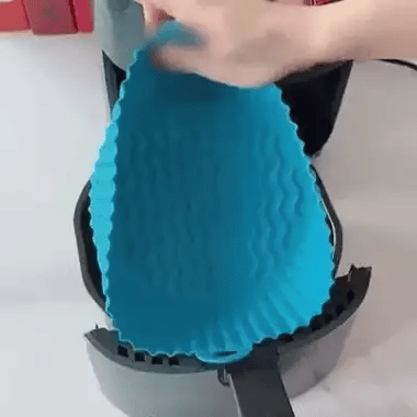 Colocando el molde de silicona dentro de la canasta y sirviendo la comida desde el molde