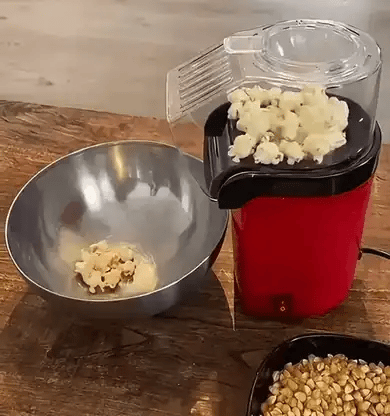 El bowl llenándose de palomitas mientras al frente queda el maíz sin reventar