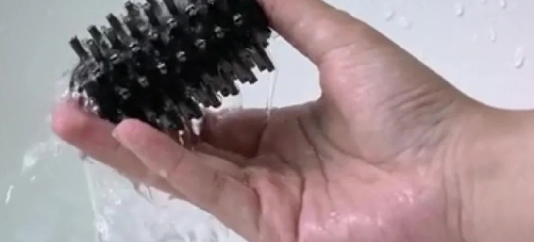 El cabezal del cepillo lavándose bajo el chorro de agua
