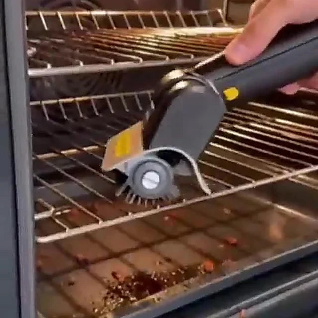 La parrilla siendo limpiada con el cepillo