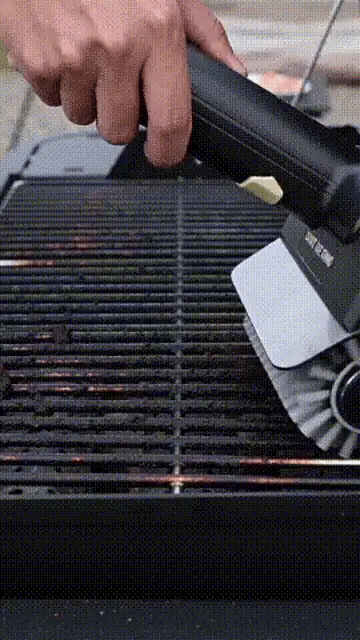 Distintas personas limpiando la parrilla deslizando el cepillo eléctrico