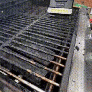El cepillo pasando sobre una plancha y sobre la rejilla